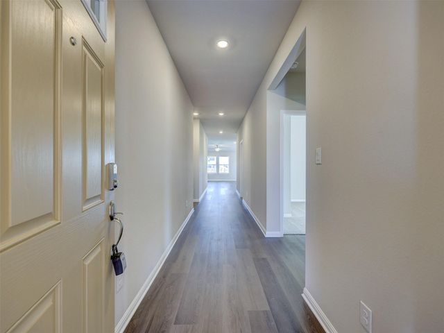 100 Greenspire LN, Hutto, TX 78634