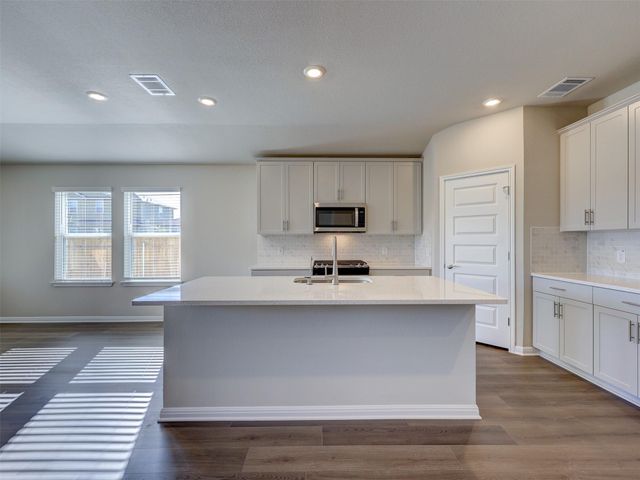 100 Greenspire LN, Hutto, TX 78634