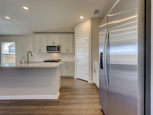 100 Greenspire LN, Hutto, TX 78634