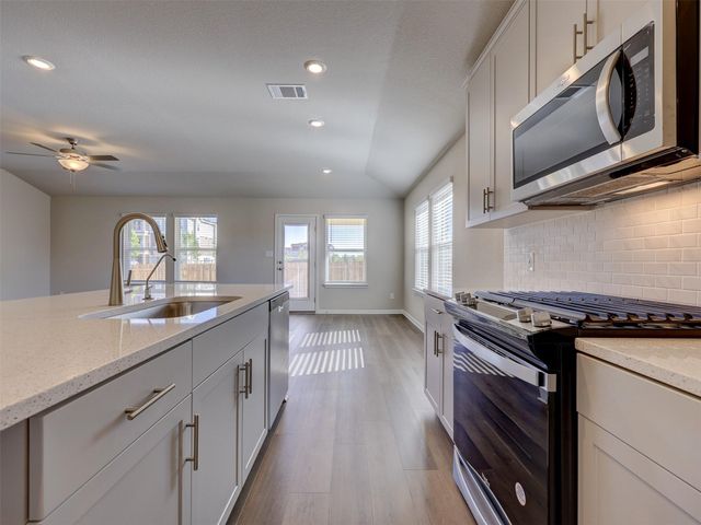 100 Greenspire LN, Hutto, TX 78634