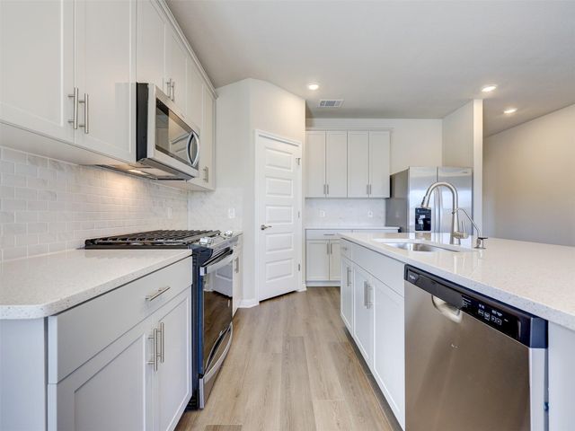 100 Greenspire LN, Hutto, TX 78634