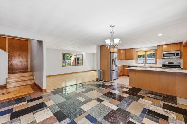 27 Ansie Road, Chelmsford, MA 01824
