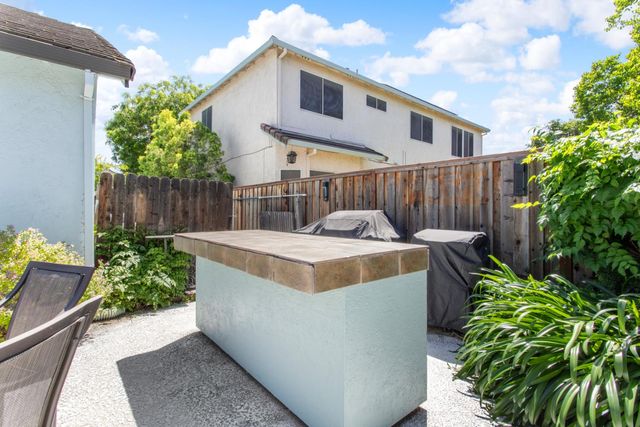 1061 Plymouth Dr, Tracy, CA 95376