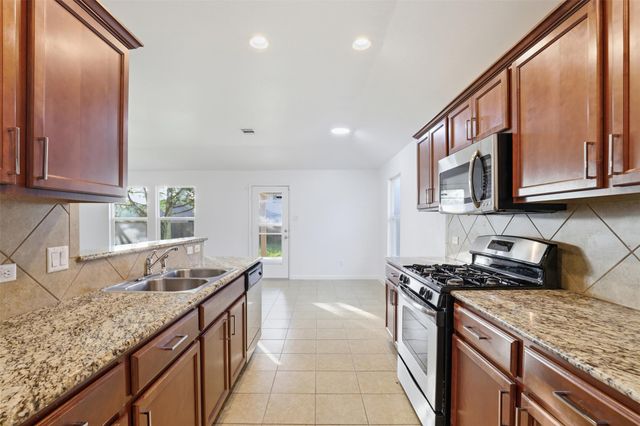 448 Nottingham LOOP, Kyle, TX 78640
