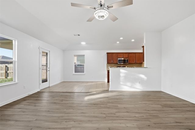 448 Nottingham LOOP, Kyle, TX 78640