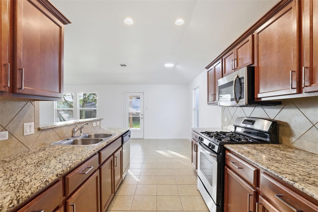 448 Nottingham LOOP, Kyle, TX 78640