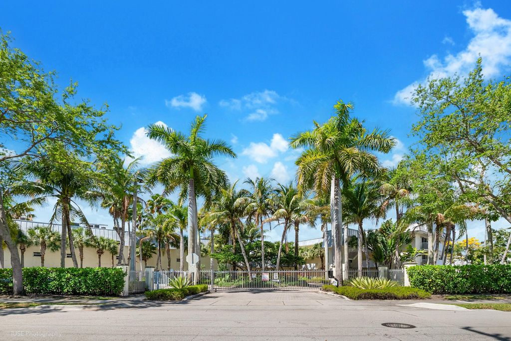 8950 SW 69th Court 311, Pinecrest, FL 33156