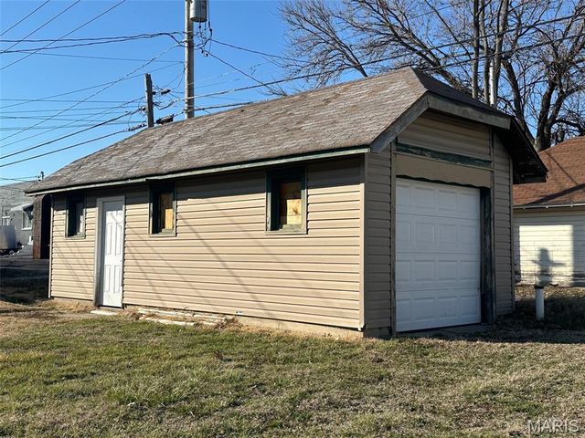 821 12th Street, Highland, IL 62249