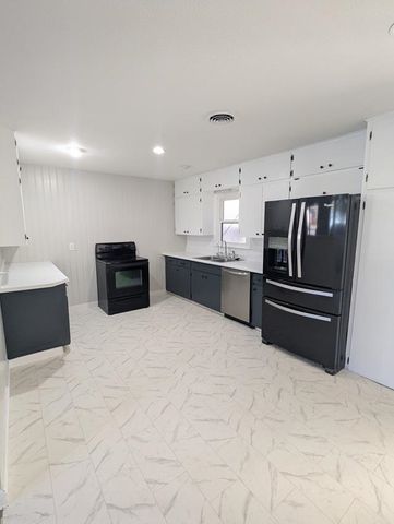 213 Van Arsdale Ave, Haysville, KS 67060