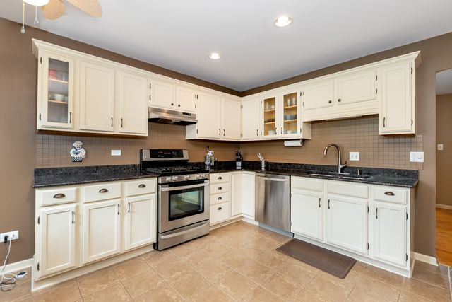 2845 Water Tower Lane, Darien, IL 60561