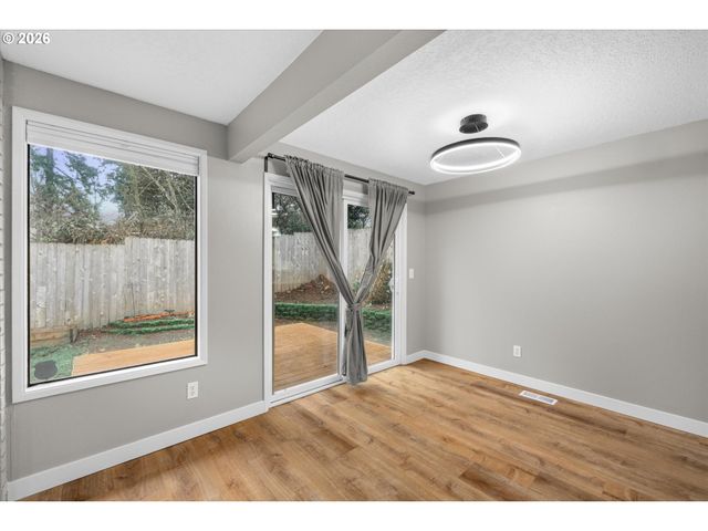 1587 Se OAK GROVE Blvd, Milwaukie, OR 97267