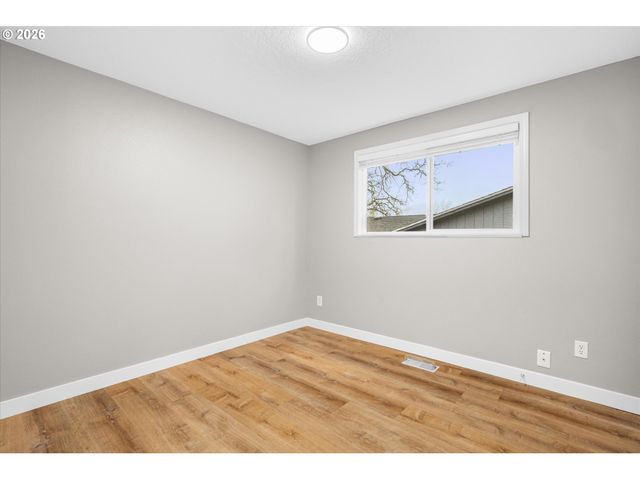 1587 Se OAK GROVE Blvd, Milwaukie, OR 97267