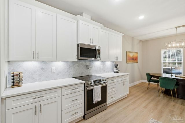 5530 Chenier Dr, Gulf Breeze, FL 32563