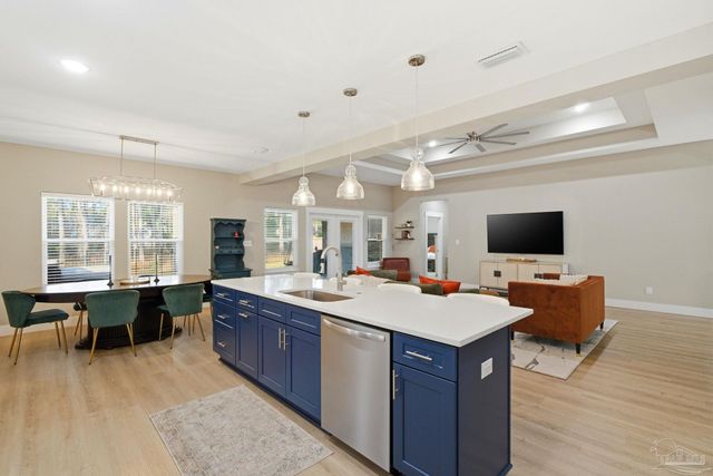 5530 Chenier Dr, Gulf Breeze, FL 32563