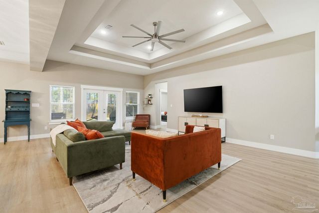 5530 Chenier Dr, Gulf Breeze, FL 32563