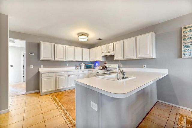 3105 Bluffs Drive S, Baiting Hollow, NY 11933