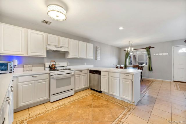 3105 Bluffs Drive S, Baiting Hollow, NY 11933