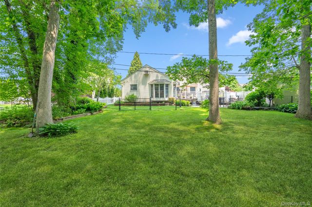 36 Richmond Street, Islip, NY 11751