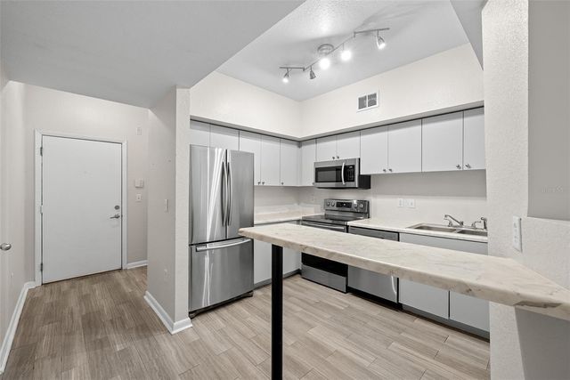 2402 W AZEELE STREET 431, Tampa, FL 33609