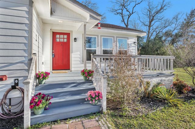 221 Carrell Street, Tomball, TX 77375