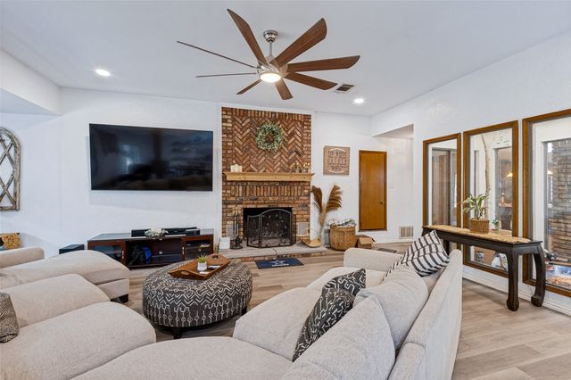 2104 Teakwood Trace, Fort Worth, TX 76112