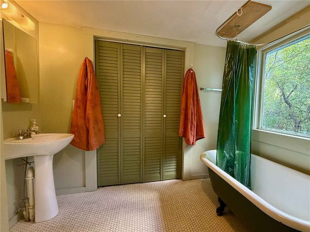 23 Douglas Street, Eureka Springs, AR 72632