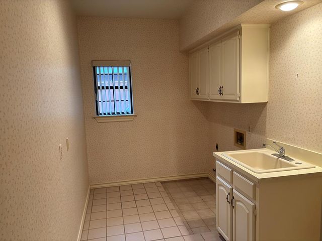 3905 Arroyo Dr, Midland, TX 79707