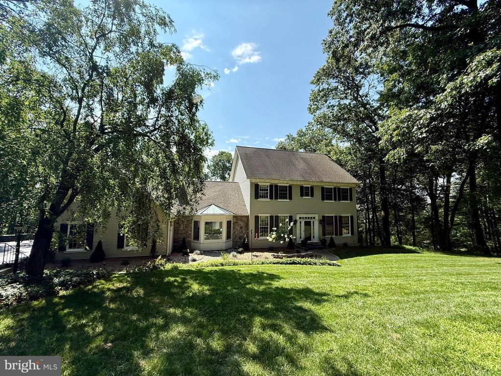12 HEMLOCK CIR, Wernersville, PA 19565