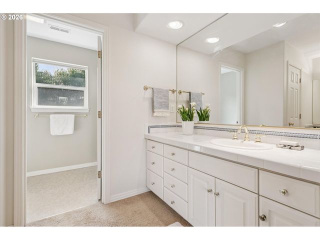 3060 CLUB HOUSE Ct, West Linn, OR 97068