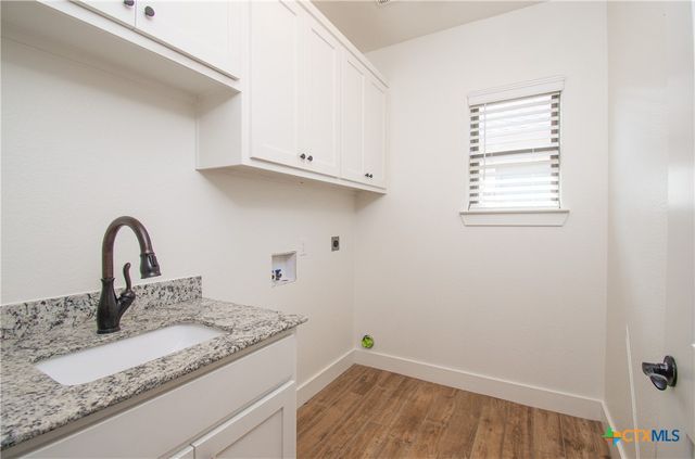 325 OW Lowrey, Salado, TX 76571