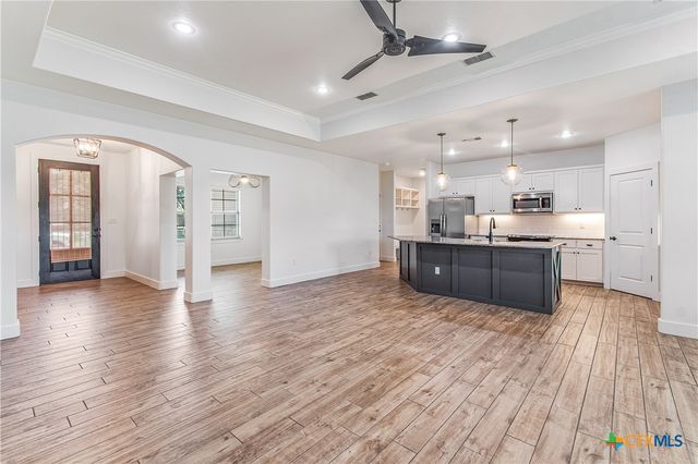 325 OW Lowrey, Salado, TX 76571