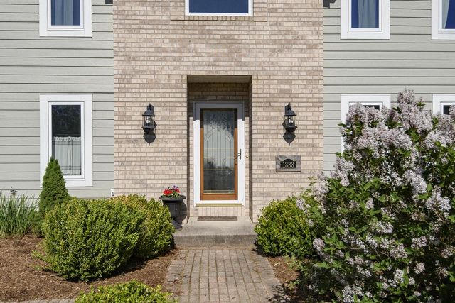 1333 N Riverline DRIVE, Oconomowoc, WI 53066