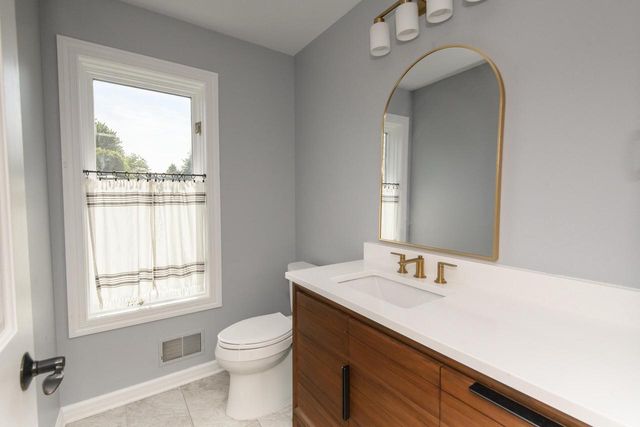 1333 N Riverline DRIVE, Oconomowoc, WI 53066