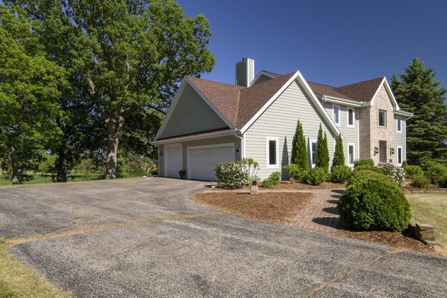 1333 N Riverline DRIVE, Oconomowoc, WI 53066