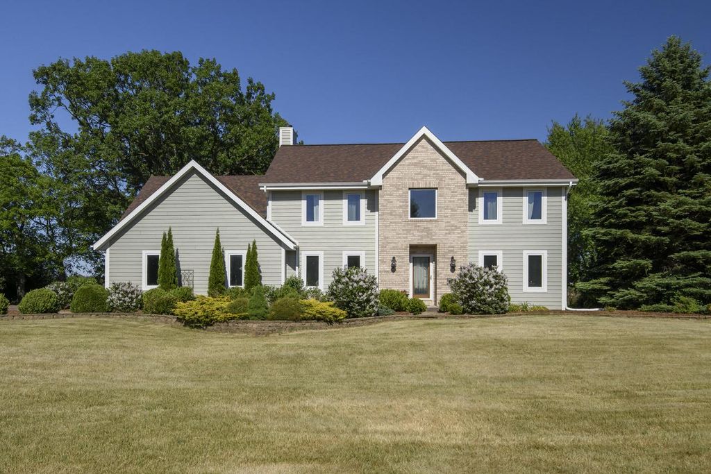 1333 N Riverline DRIVE, Oconomowoc, WI 53066