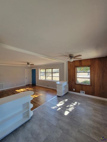 161 E Cherry Street, Cochran, GA 31014