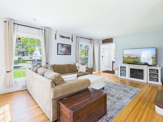 674 Montana Avenue E, Saint Paul, MN 55106