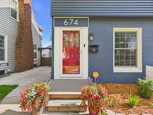 674 Montana Avenue E, Saint Paul, MN 55106