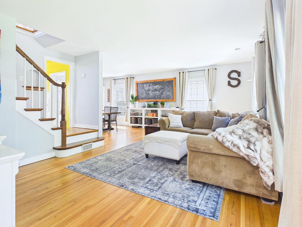 674 Montana Avenue E, Saint Paul, MN 55106