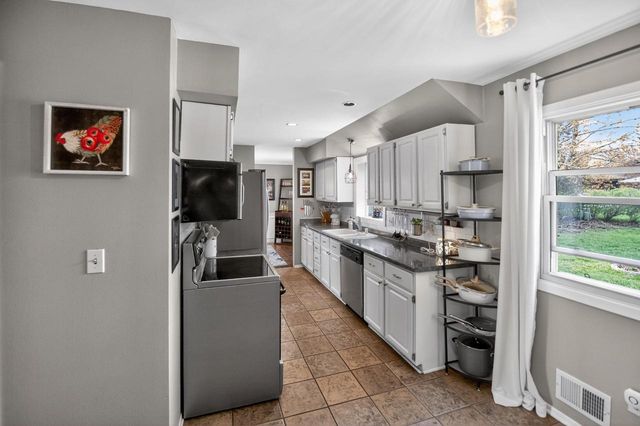 9705 S Veronica DRIVE, Oak Creek, WI 53154