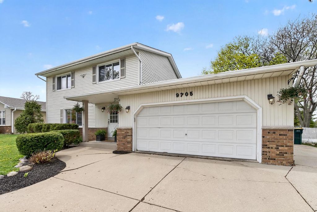 9705 S Veronica DRIVE, Oak Creek, WI 53154