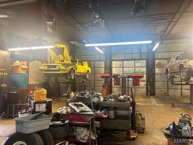 11721 Dorsett Road, Maryland Heights, MO 63043