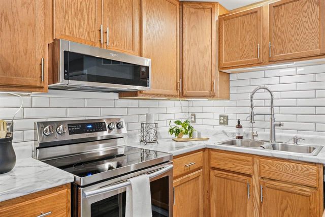 W9517 Parkway Drive, Poynette, WI 53955