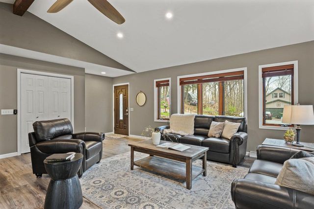 W9517 Parkway Drive, Poynette, WI 53955