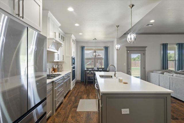 1215 Hummingbird Dr, Cache, OK 73527