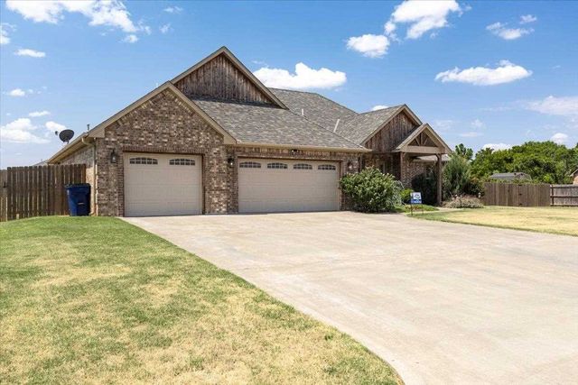 1215 Hummingbird Dr, Cache, OK 73527