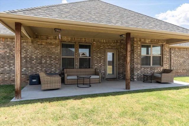 1215 Hummingbird Dr, Cache, OK 73527