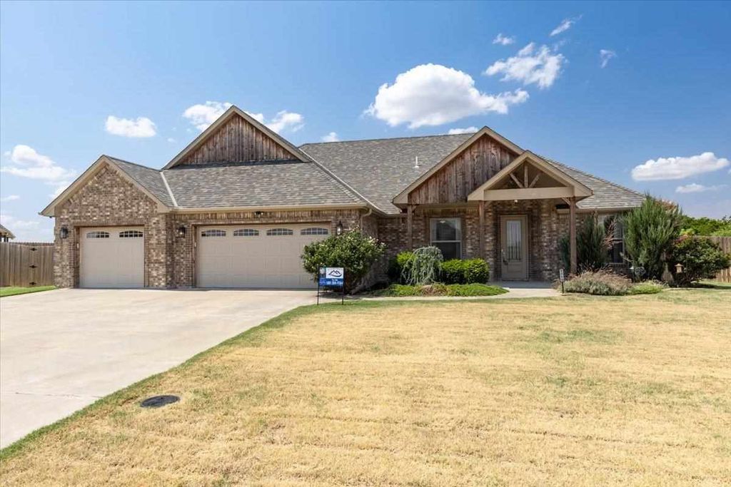 1215 Hummingbird Dr, Cache, OK 73527