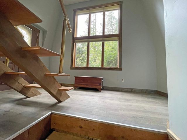33 Forrest Lane, Newfane, VT 05345