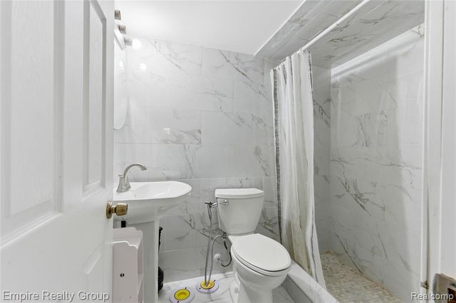 6545 Robindale Avenue, Dearborn Heights, MI 48127